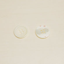 Load image into Gallery viewer, Natural shell buttons - 20mm