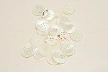 Load image into Gallery viewer, Natural shell buttons - 20mm