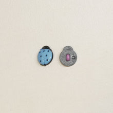 Load image into Gallery viewer, Buttons ladybug
