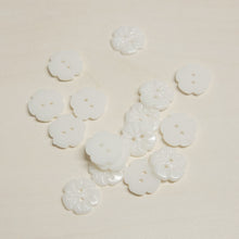 Load image into Gallery viewer, Buttons flower white
