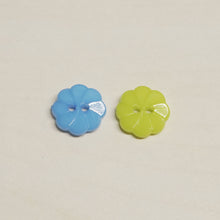 Load image into Gallery viewer, Buttons flower assorted colours style 1
