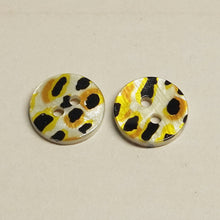 Load image into Gallery viewer, Freshwater Shell Buttons printed
