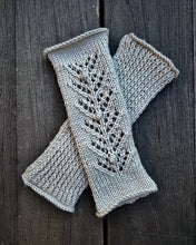 Load image into Gallery viewer, Avery Mitts 8ply
