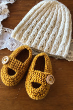 Load image into Gallery viewer, Princess Nova Beanie and Shoes BC77 in 8 Ply
