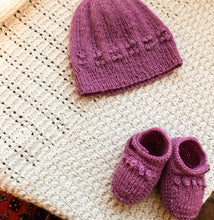 Load image into Gallery viewer, Remy Bobble Hat and Shoes BC78 in 4 Ply
