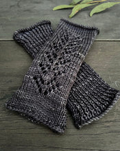 Load image into Gallery viewer, Avery Mitts 8ply
