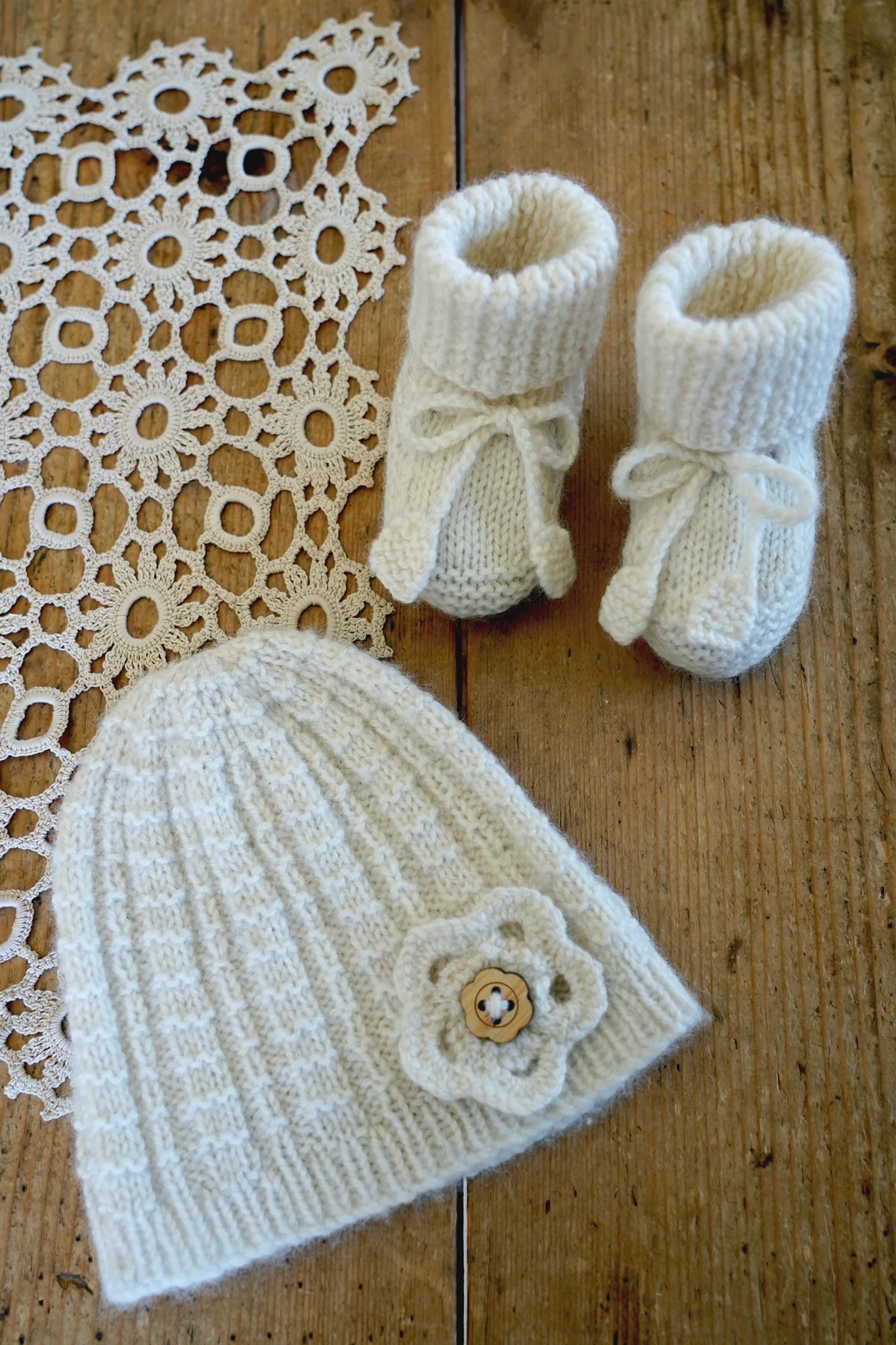 Ariel Hat and Booties BC116 in 4 Ply