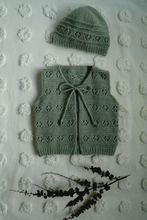 Load image into Gallery viewer, Faith Vest and Hat BC89 in 4 Ply

